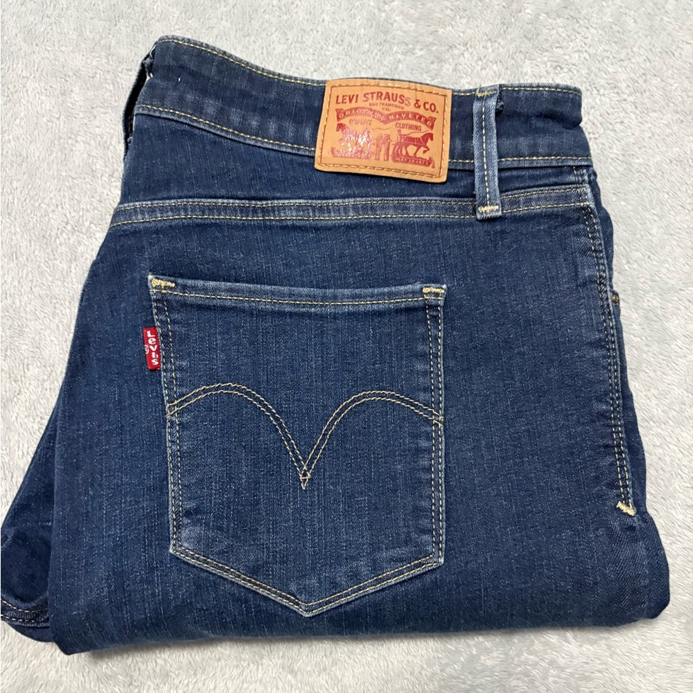 Levi mid rise skinny ladies jeans. Traditional Levi stitching. Size 16.